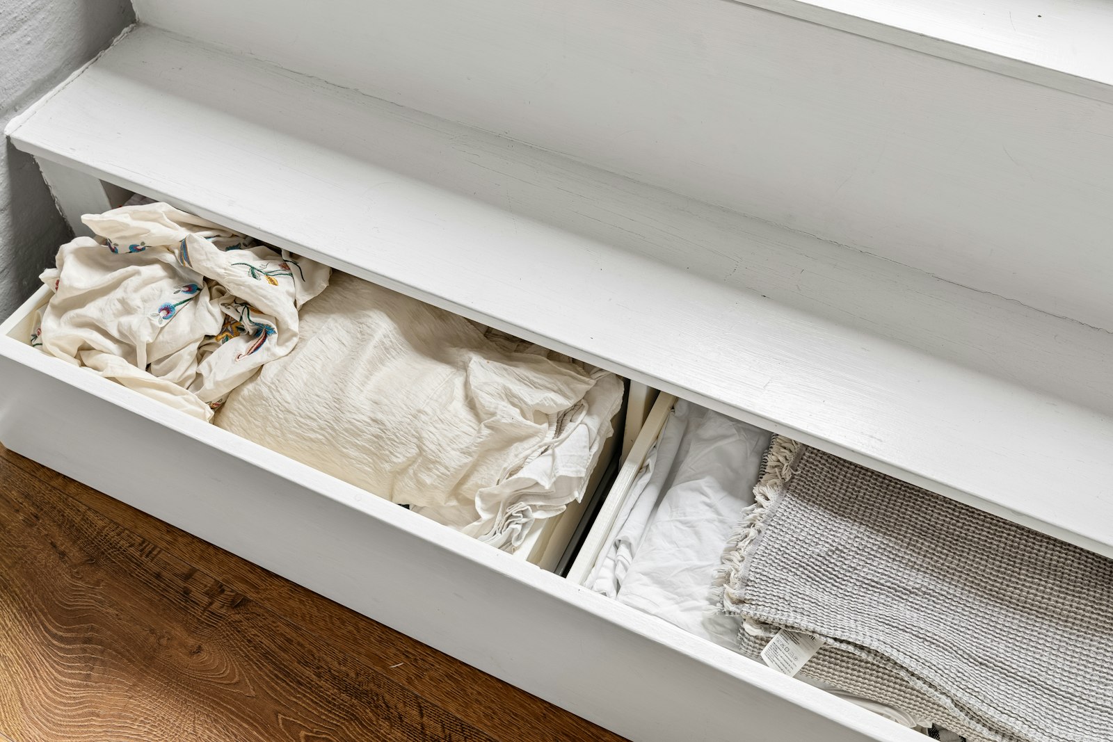 Phòng ngủ 10 m² nên chọn giường ngăn kéo hay giường nâng thủy lực