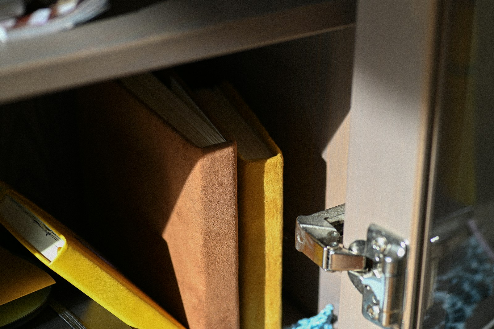 Tự bảo trì đồ lắp ráp sau một năm: siết ốc, chỉnh cánh tủ, tra ray