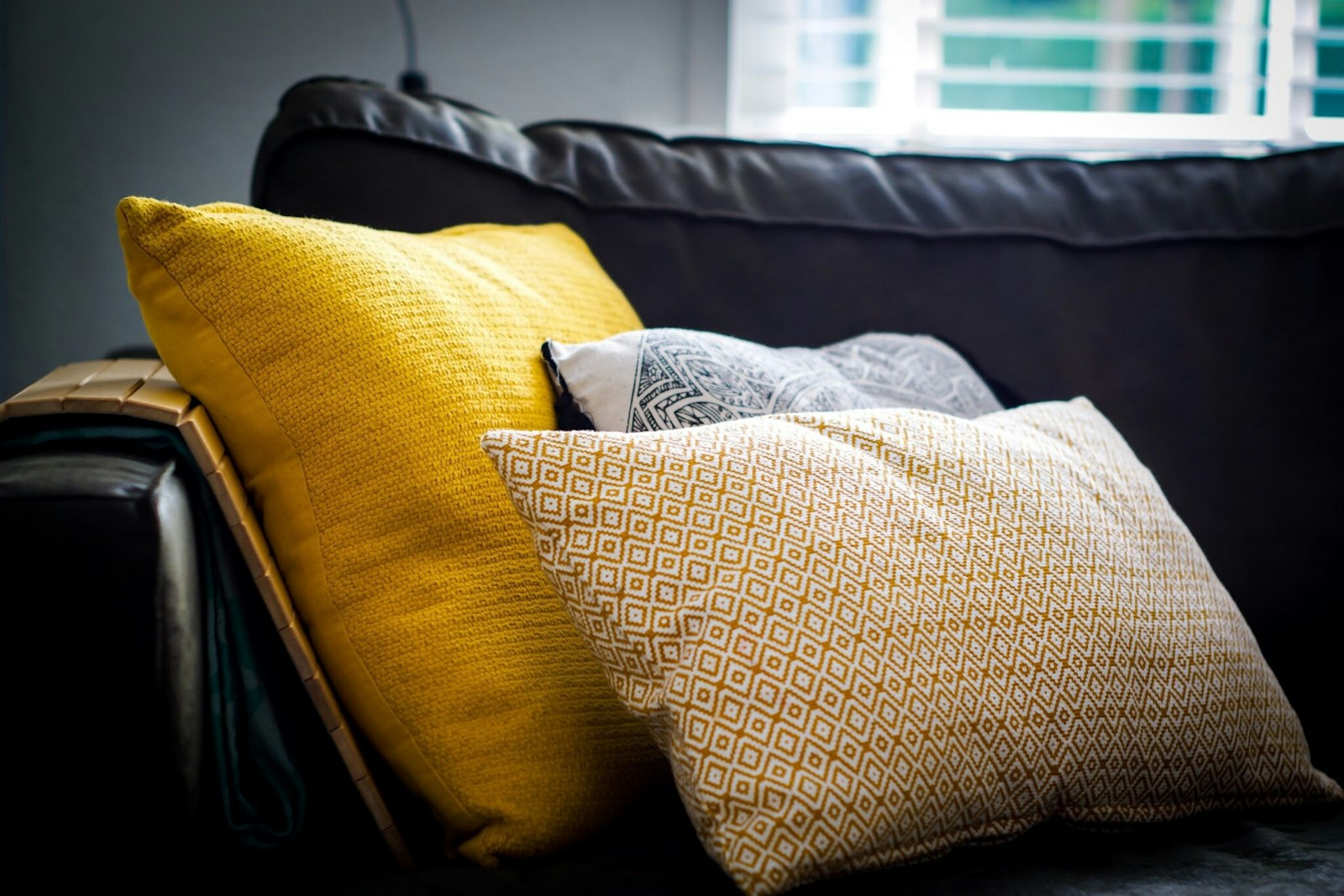 Vệ sinh sofa vải tại nhà mà không làm loang màu